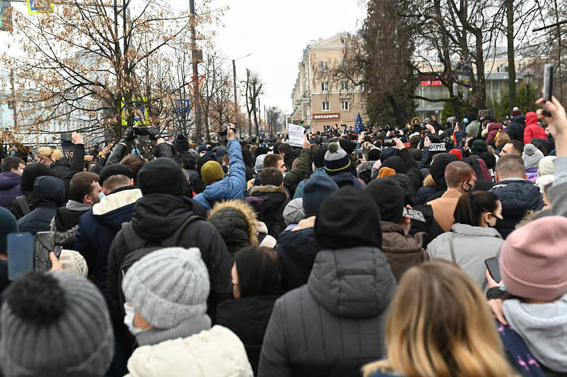 Протестующие скандировали «Свободу!», «Перемен!» и «Россия без царя!» 