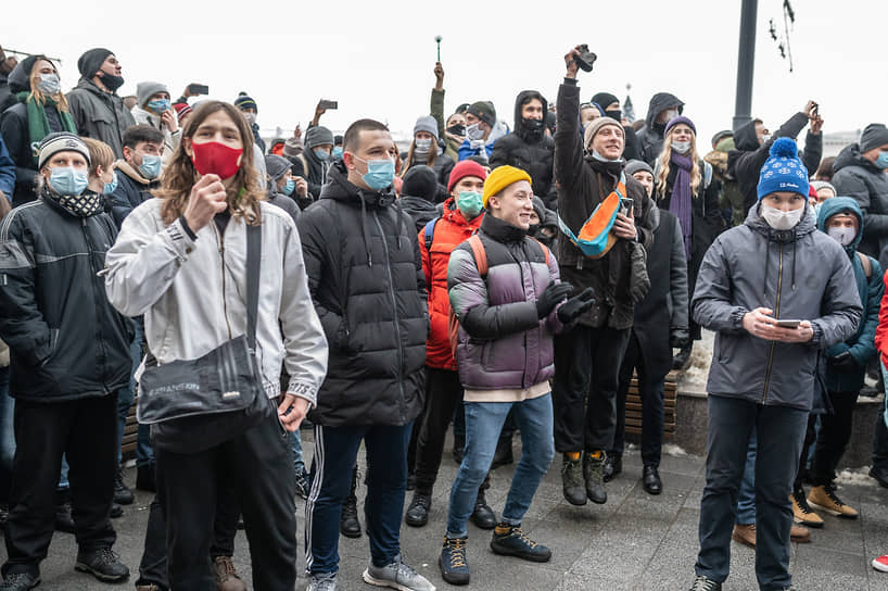 Участники акции обошли полицейский кордон и вместо Никитинского сквера направились на главную городскую площадь — площадь Ленина