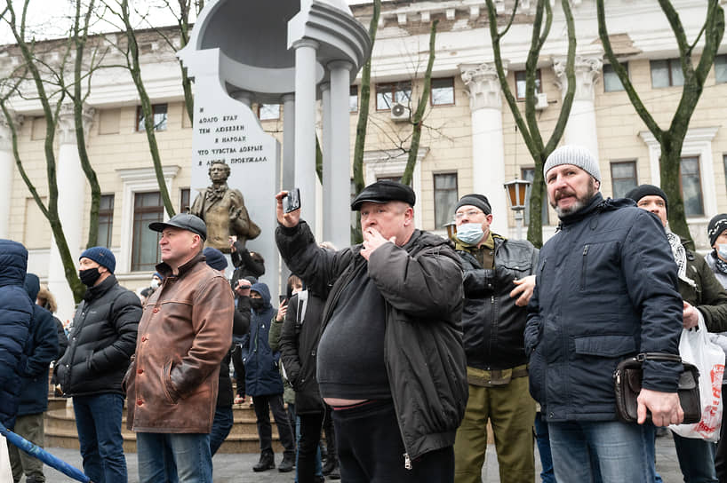Люди стали собираться вокруг памятника Пушкину в сквере у театра оперы и балета, где неделю ранее собиралось около 1,5 тыс. протестующих.