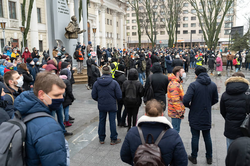 Люди стали собираться вокруг памятника Пушкину в сквере у театра оперы и балета, где неделю ранее собиралось около 1,5 тыс. протестующих.