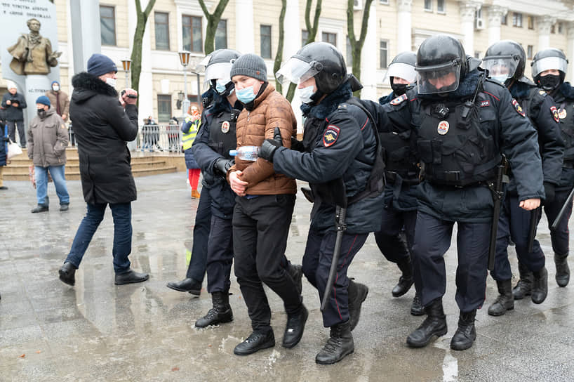 Сотрудники полиции во время задержания.