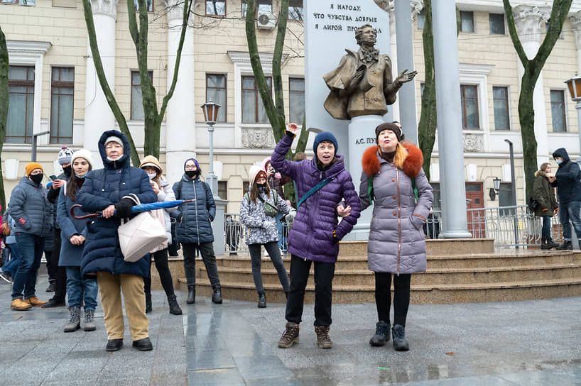 Люди стали собираться вокруг памятника Пушкину в сквере у театра оперы и балета, где неделю ранее собиралось около 1,5 тыс. протестующих.