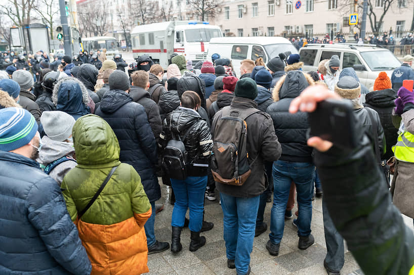 Остальные протестующие были вытеснены на улицу Пушкинская. 