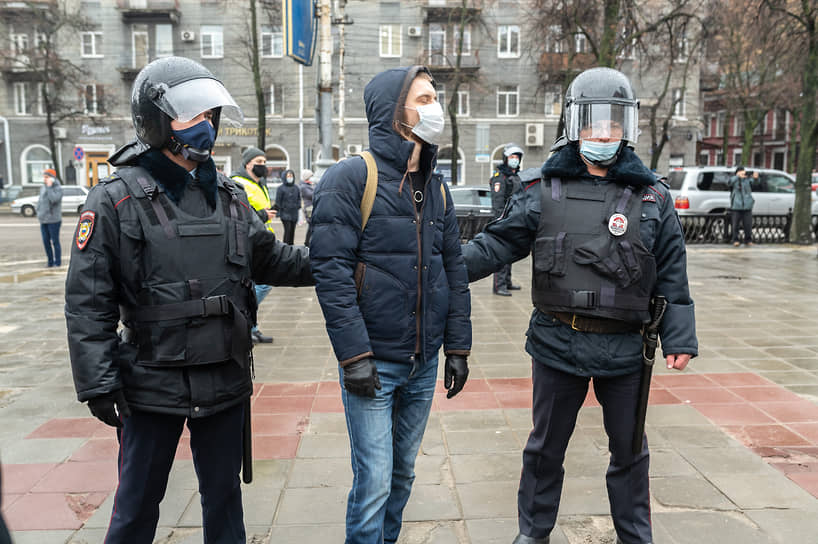 Также корреспондент “Ъ” видел, что в них участвовали мужчины в штатском. 