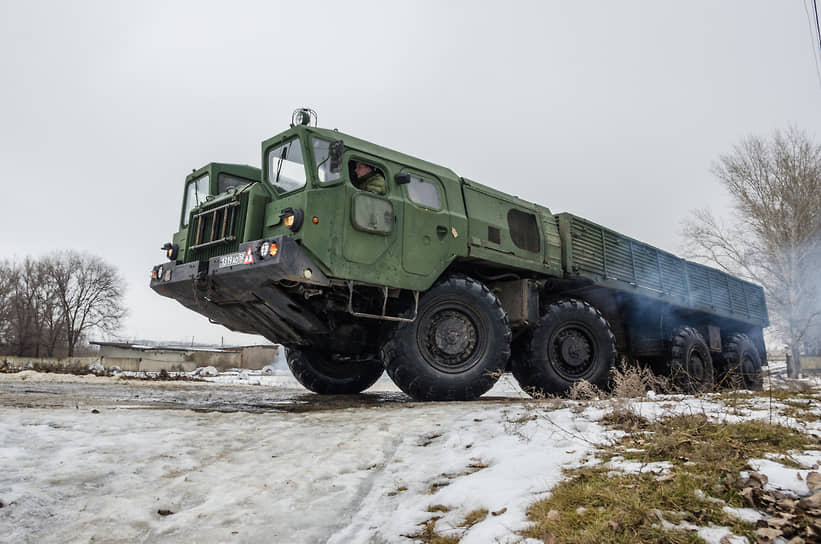 Тягач МАЗ-543 на автодроме учебной автомобильной бригады в Воронежской области во время занятий курсантов