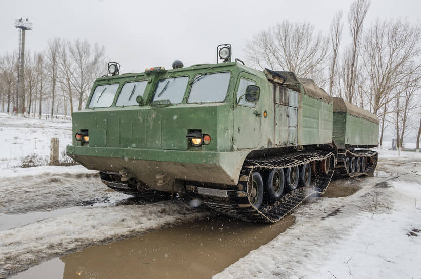 Двухзвенный вездеход на гусеничном ходу ДТ-10П на автодроме учебной автомобильной бригады в Воронежской области