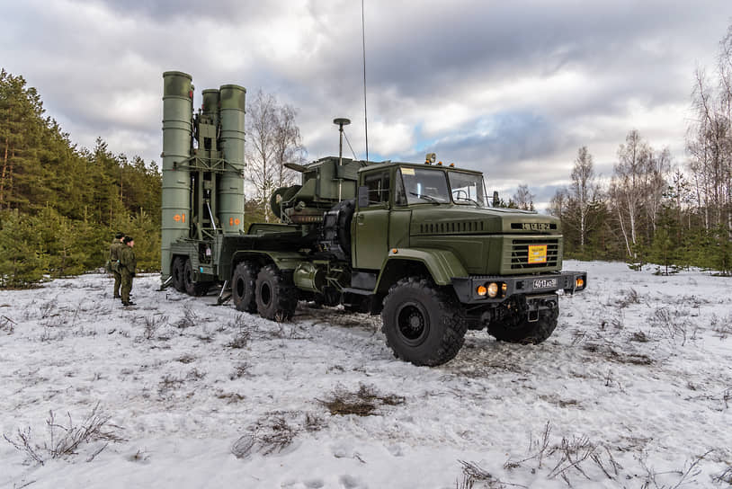 Учения по развертыванию зенитно-ракетного комплекса С-300 на стартовых позициях под Воронежем