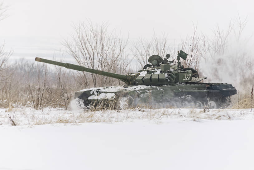 Экипаж танка Т-72Б3 выполняет учебную задачу в Воронежской области