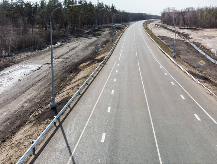 Игорь Левитин анонсировал возможное продолжение строительства дороги в муниципалитете, чтобы полностью освободить Бобров от транзитного транспорта. 