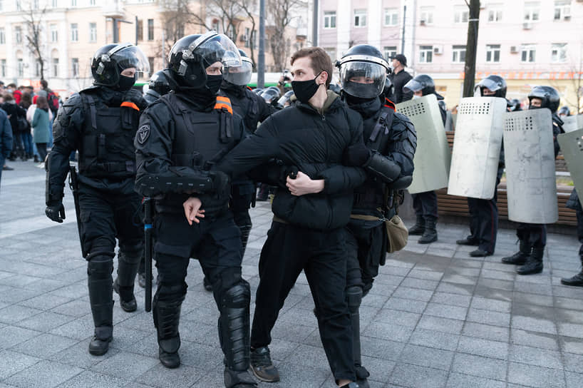 Бойцы Росгваридии, по наблюдению корреспондентов “Ъ-Черноземье”, задерживали в основном тех, кто скандировал лозунги.