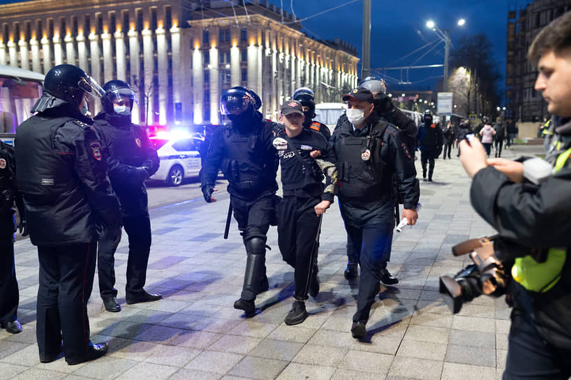По данным &quot;ОВД-инфо&quot; на утро 22 апреля, в Воронеже в ходе несогласованной акции в поддержку Алексея Навального было задержано 53 человека.