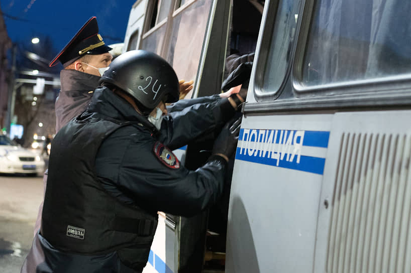 Оцепление у Пушкинского сквера сохранялось примерно до 21.00. К автобусам время от времени доставляли новых задержанных.