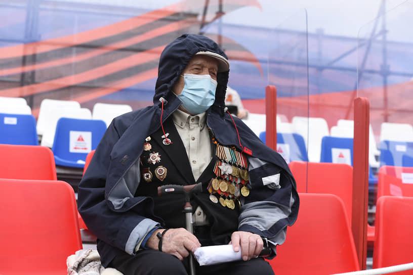 Один из зрителей парада Победы в Воронеже. В целях борьбы с распространением коронавируса на трибунах между креслами установили пластиковые экраны