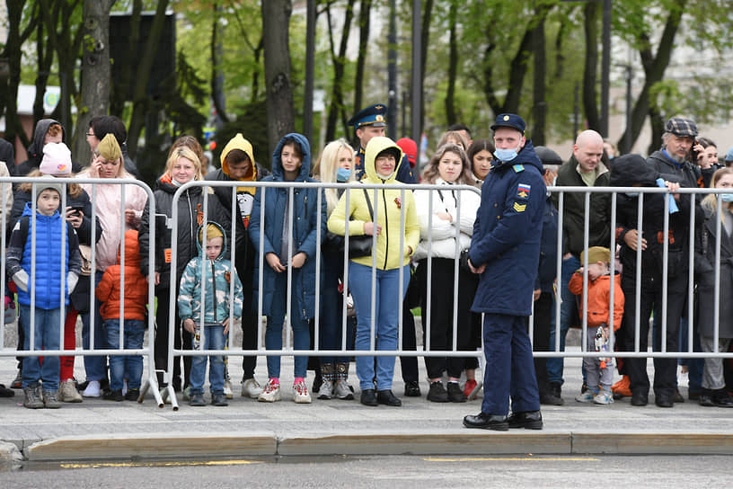 Воронежцы наблюдают за парадом Победы на площади Ленина