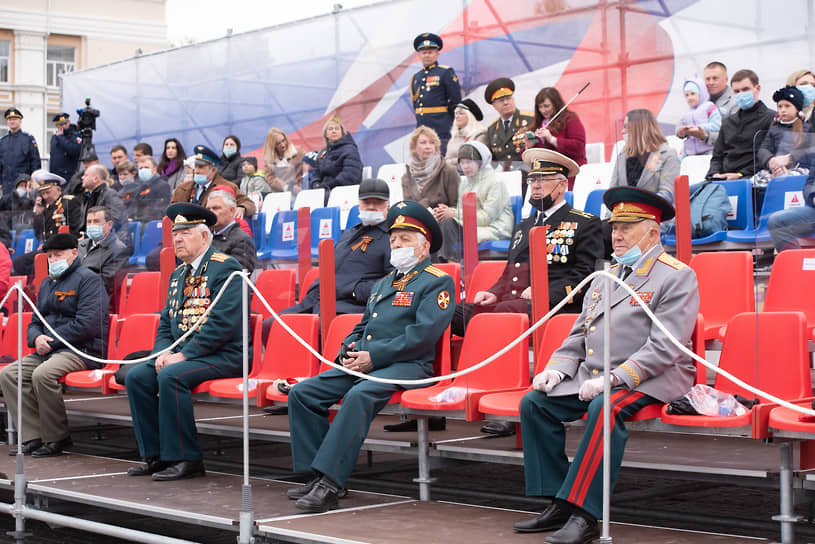 Трибуна со зрителями в центре площади Ленина