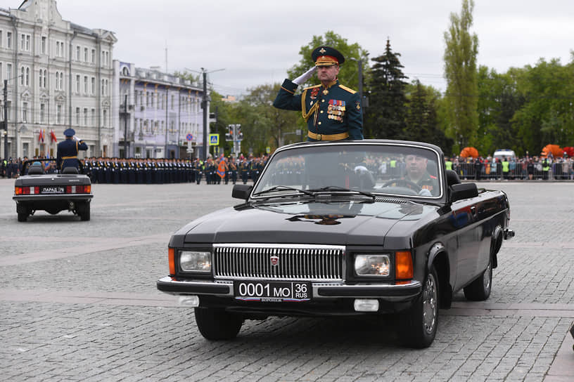 Принимал парад командующий 20-й гвардейской общевойсковой армией генерал-лейтенант Андрей Иванаев