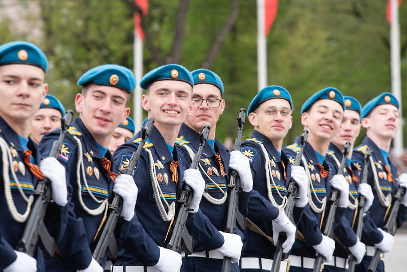 Парадный расчет курсантов Военно-воздушной академии на параде Победы в Воронеже