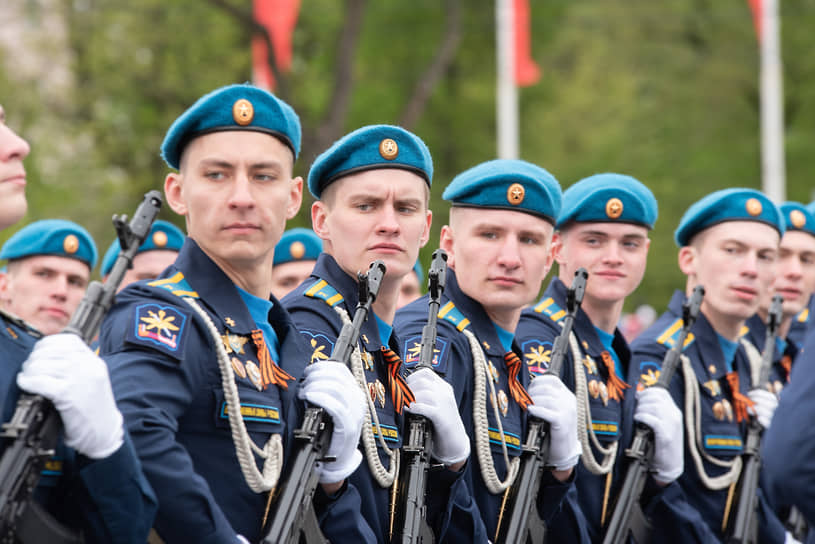 Курсанты Военно-воздушной академии на параде Победы в Воронеже