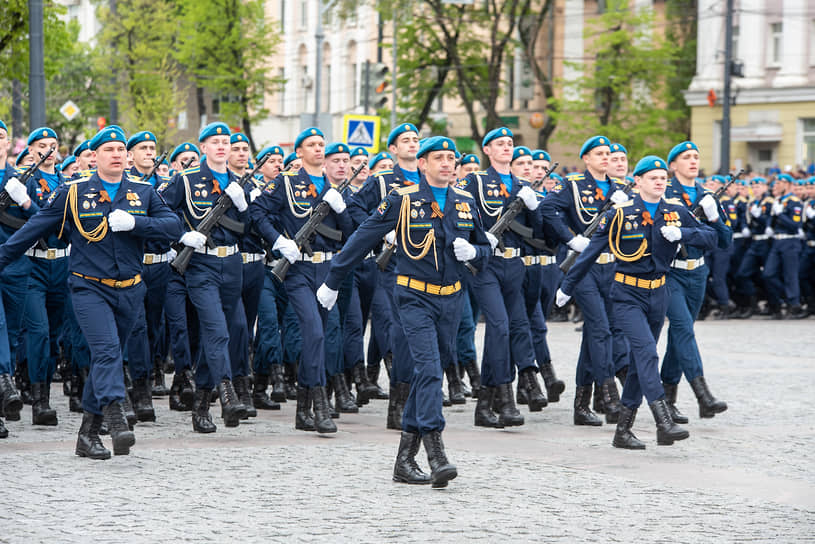 Традиционно в воронежском параде не принял участие начальник Военно-воздушной академии Геннадий Зибров — он командует расчетом академии на параде Победы в Москве