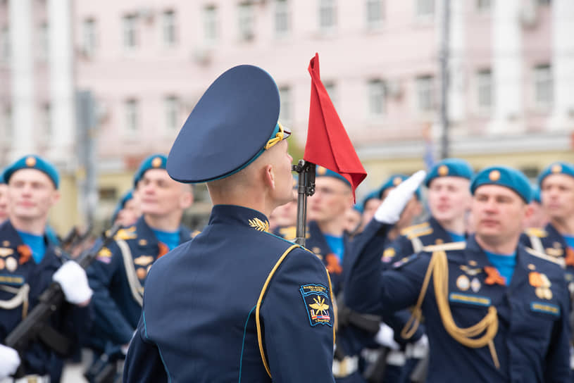 Прохождение одной из сводных рот Военно-воздушной академии на параде Победы в Воронеже