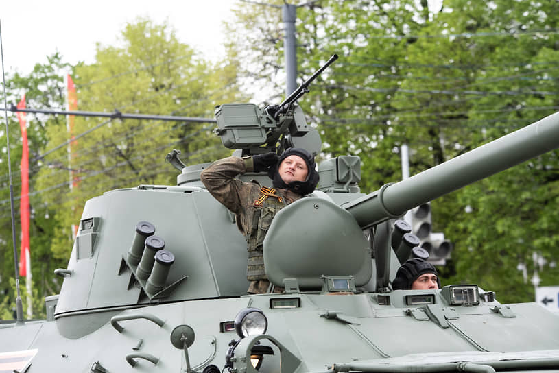 Военнослужащий расчета самоходного орудия «Нона», проходящего по площади Ленина