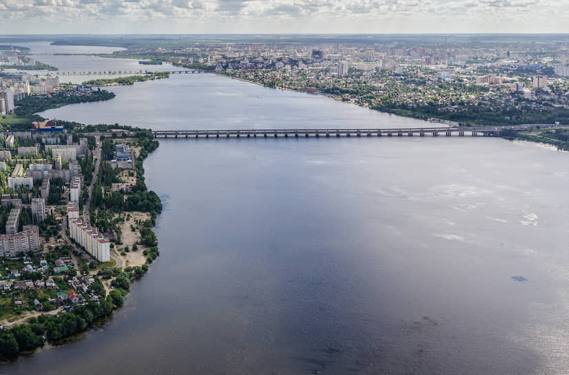 Самый доступный для жителей Воронежа водоем — водохранилище, разделяющее город на две части (на фото — Северный мост). На 1 июня проверку санврачей прошли четыре пляжа — у санатория имени Горького, на левом берегу водохранилища южнее автодороги М-4 «Дон», на набережной Авиастроителей и рядом с парком «Алые паруса» 