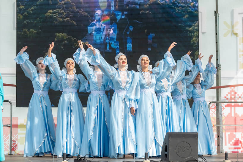 Двадцатая Курская Коренская ярмарка в местечке Свобода. Воронежский хор во время выступления