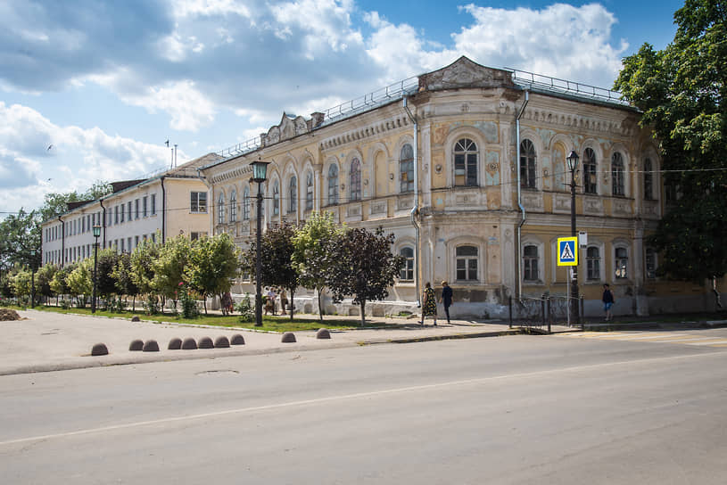 Острогожск. Здание бывшей городской управы и женской гимназии, в которой располагается Горожанский казачий кадетский корпус.