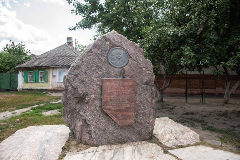 Острогожск. Памятный камень на месте встречи императора Петра I и украинского гетмана Ивана Мазепы