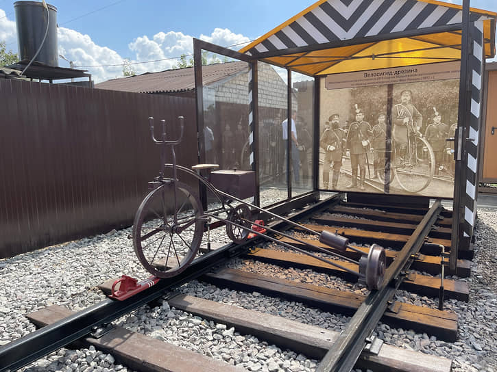 На станции Рамонь тоже много исторических объектов. На улице стоят велосипедная дрезина (на фото) и восстановленный пассажирский вагон начала ХХ века 