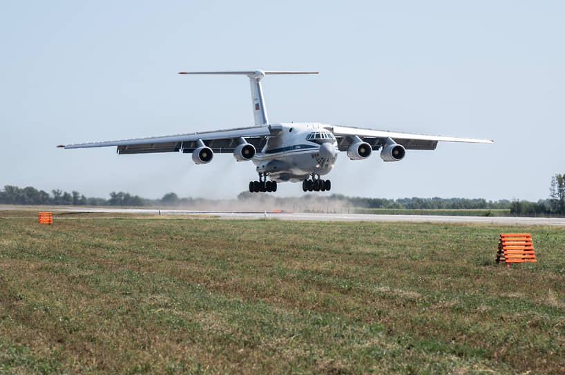 Последним на аэродромный участок дороги садится тяжелый военно-транспортный Ил-76МД. Он может доставить на полевой аэродром автомобили, необходимое имущество и запас авиационных боеприпасов