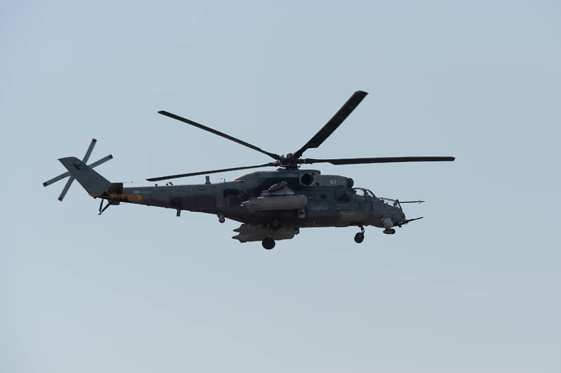Пока транспортный вертолет занят эвакуацией, боевой Ми-35 прикрывает его работу