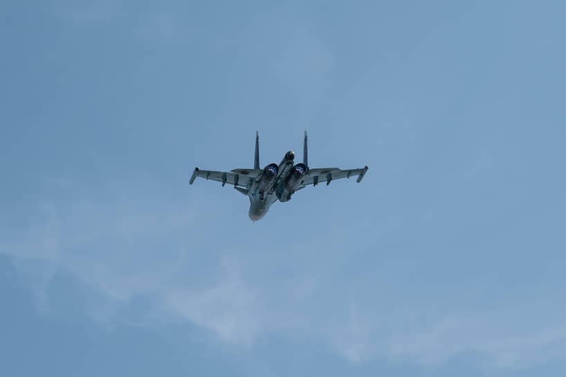 В ходе учений бомбардировщики Су-34 проходят над трассой на высоте 50 метров. На такой высоте снижается эффективность систем ПВО противника