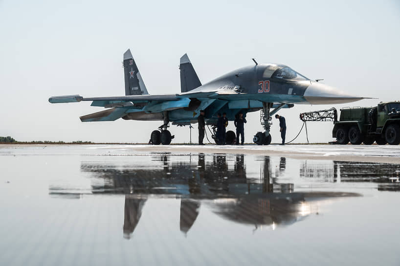 «Потушенный» бомбардировщик Су-34 на стоянке