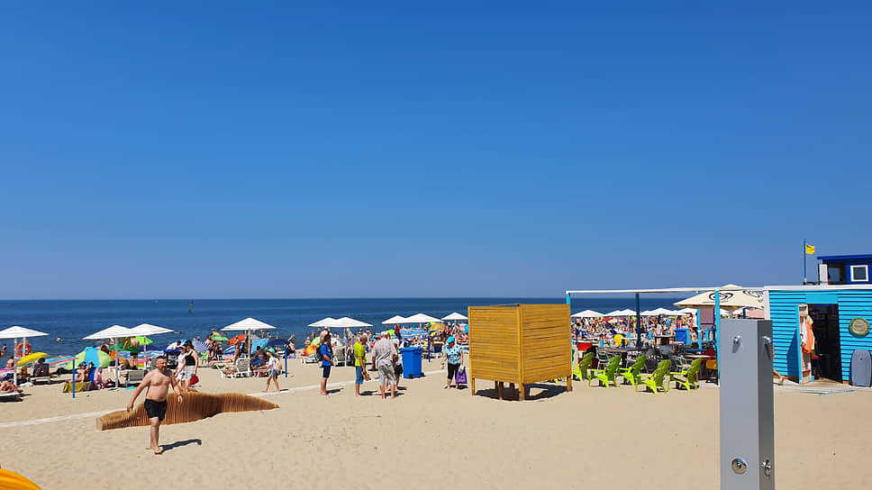 Пляж поселка Янтарный (Калиниградской области) выглядит, пожалуй, самым цивилизованным и удобным среди прибрежных курортов