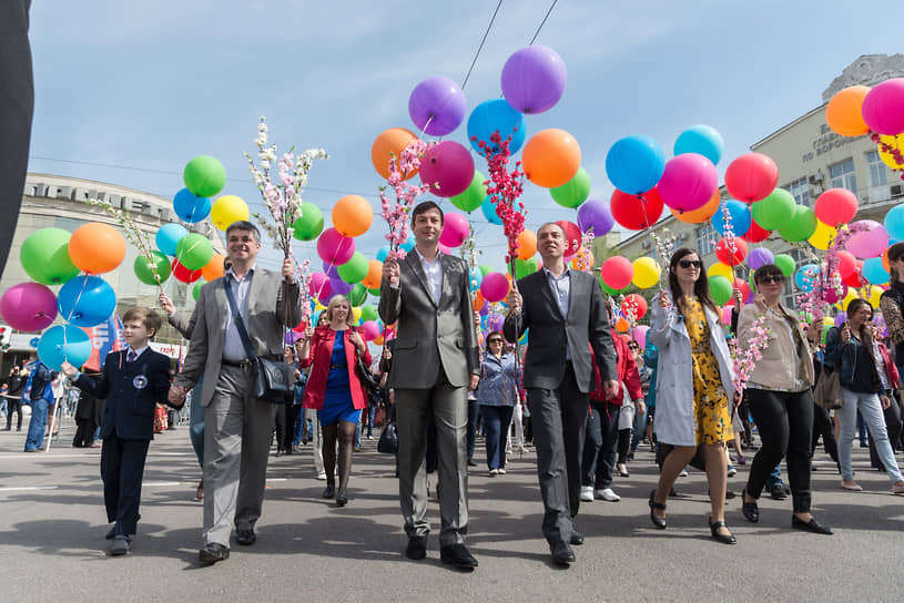 Первомайское шествие в Воронеже, 2017 год. В 2021 году основные праздничные мероприятия прошли онлайн; шествие власти отменили