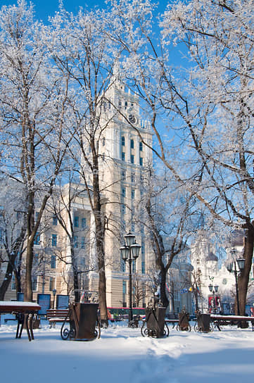 2011 год. Воронеж. Петровский сквер и здание управления Юго-Восточной железной дороги