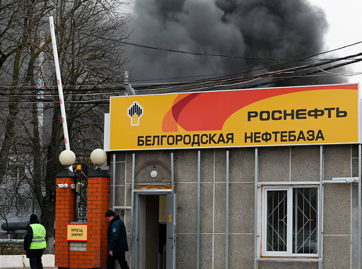 В региональном центре начались очереди на заправках после того, как загорелась крупнейшая нефтебаза «Роснефти» в области