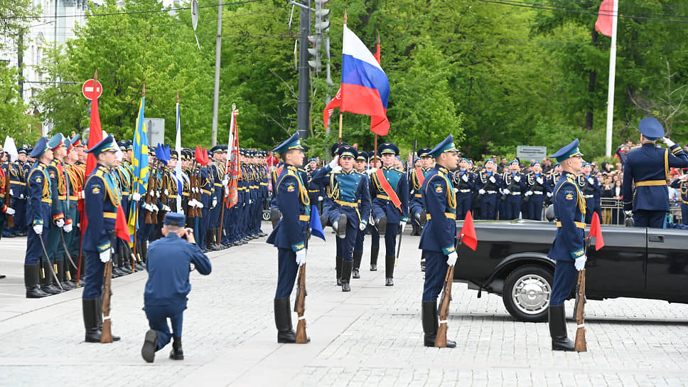 Знаменная группа, состоящая из курсантов воронежской Военно-воздушной академии