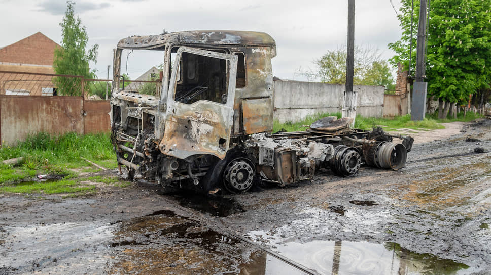 Сгоревший грузовик рядом с местом гибели 19 мая водителя из Воронежа в поселке Теткино Глушковского района Курской области