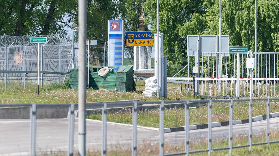 Табличка «Украина» на границе возле МАПП «Суджа» в Курской области