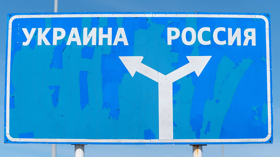 Дорожный знак у стоянки на МАПП «Суджа» в Курской области