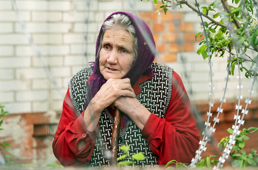Пожилая жительница поселка Рыжевка с российским гражданством, проживающая на украинской стороне улицы, за пограничным забором
