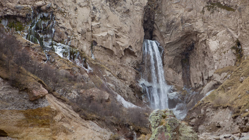 Самый крупный водопад урочища Джилы-су — Сылтран-су.