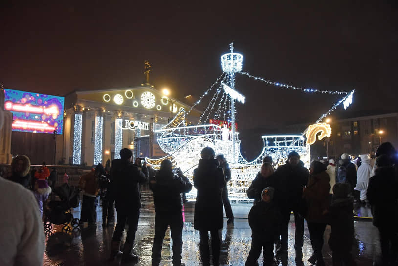 Новогодняя елка на Соборной площади Белгорода