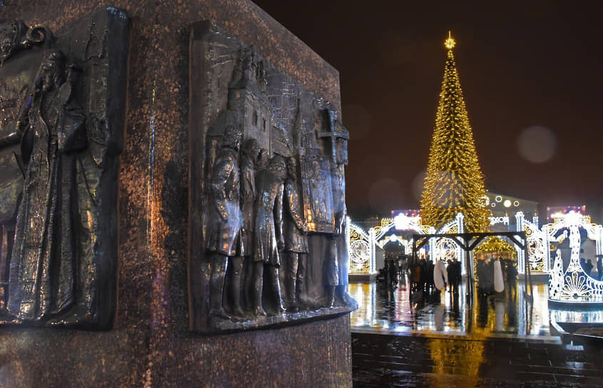 Новогодняя елка на Соборной площади Белгорода