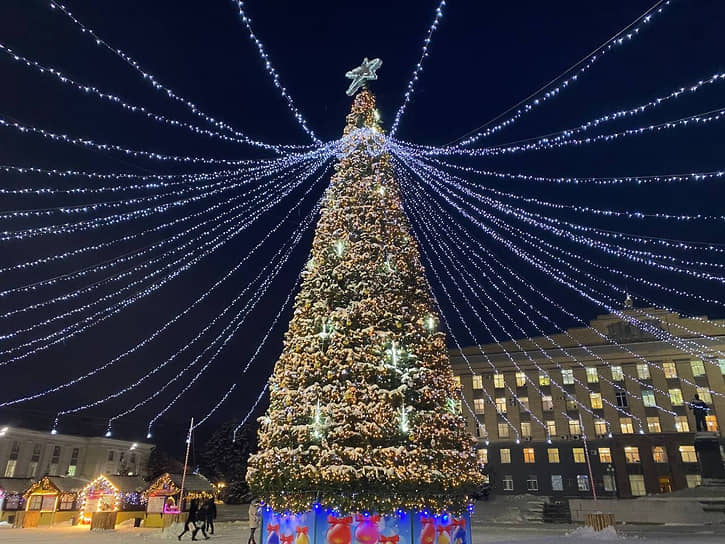 Новогодняя елка на площади Ленина в Орле