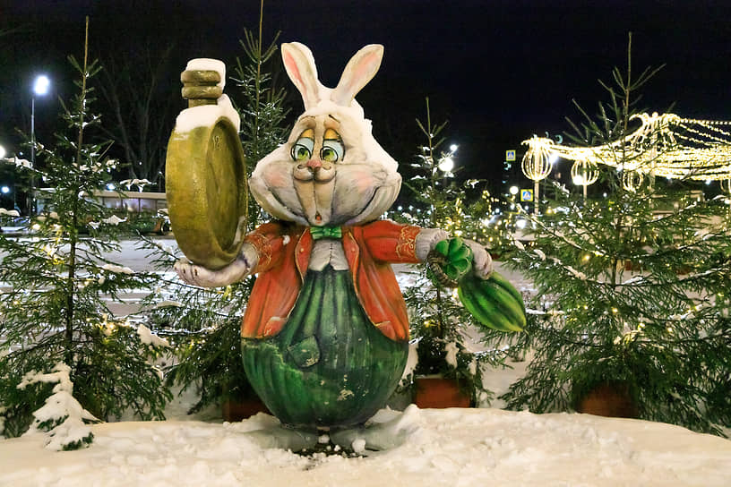 Новогодние украшения на площади Петра Великого в Липецке