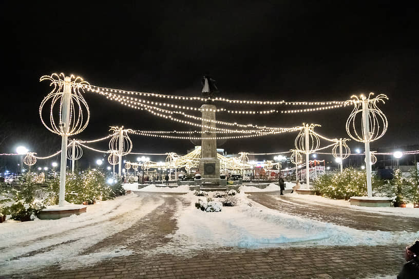 Новогодние украшения на площади Петра Великого в Липецке
