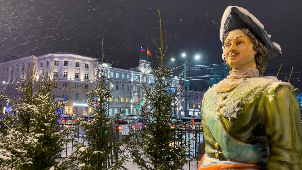 Новогоднее убранство на площади Ленина в Воронеже. На заднем плане — администрация города